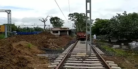 ”ஹே இது என்ன சப்போர்ட் இல்லாம நிக்குது” -ரயில்வே டிராக்கில் மின்கம்பம் வைத்த ஒப்பந்ததாரர்