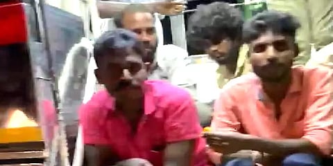 தனியார் பேருந்தின் படியில் அமர்ந்து மது அருந்தியவாறு பயணம் செய்த நபர்கள் - வைரல் வீடியோ
