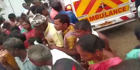 ‘தொப்புள் கொடி கூட அகற்றப்படவில்லை’- முட்புதரில் வீசப்பட்ட பெண் சிசு... போலீஸ் விசாரணை