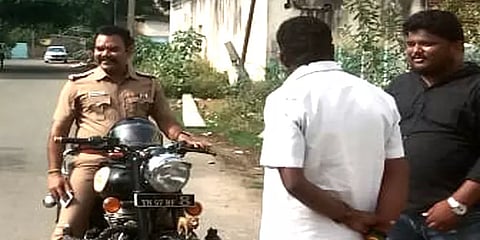 போலீஸ் இன்ஸ்பெக்டர் சீருடையில் சுற்றித் திரிந்த காங்கிரஸ் நிர்வாகி – காரணம் என்ன?