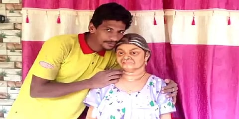 'நினைவாலே சிலை செய்து உங்களுக்காக வைத்தேன்' - தாய்க்கு சிலை வைத்த தனயன்