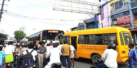 கல்லூரி பேருந்து- பள்ளி வேன் மோதி விபத்து; நசுங்கிய ஆட்டோ... பள்ளிக் குழந்தைகள் காயம்