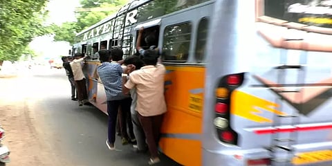 ‘ஸ்டாப்ல அரசுப்பேருந்து நிற்பதில்லை’- தனியார் பேருந்தில் தொங்கியபடி பயணிக்கும் மாணவர்கள்
