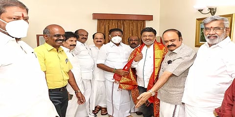 ஓபிஎஸ் உடன் திடீர் சந்திப்பு.. அதிமுகவில் இணைந்தார் இயக்குநர் பாக்கியராஜ்!