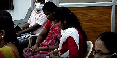 விவசாயிகளின் பேச்சை கவனிக்காமல் செல்போனில் மூழ்கிய அதிகாரிகள்! பயனில்லா குறைதீர் கூட்டம்?