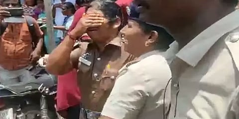 மண்ணெண்ணெய் கண்ணில் பட்டதால் கதறி அழுத பெண் காவலர்.. தீக்குளிக்க முயன்றவர்களால் விபரீதம்