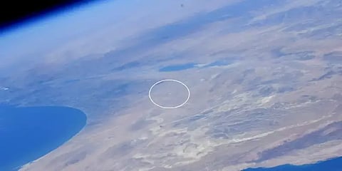 விண்வெளியில் இருந்து பார்க்கும்போது பூமியில் ஒரு 'பிரகாசமான புள்ளி' - என்ன தெரியுமா அது?