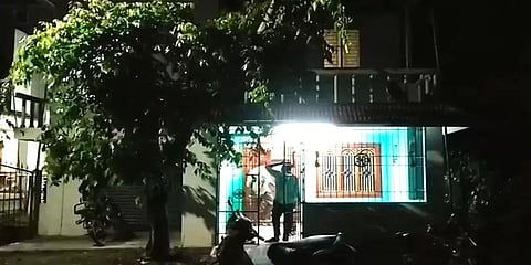 வீட்டின் கதவை உடைத்து 54 சவரன் நகை கொள்ளை: குற்றவாளிகளை தேடும் போலீசார்
