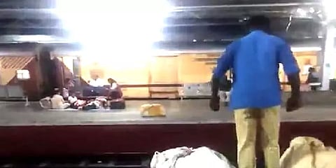 மதுரை: பத்திரமாக அனுப்ப வேண்டிய பார்சல்களை பந்தாடும் தபால் ஊழியர்