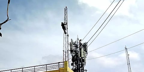 தூத்துக்குடி: செல்போன் டவர் மீது ஏறி தற்கொலை முயற்சியில் ஈடுபட்ட இளைஞர் - காரணம் இதுதான்!