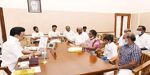 ‘பள்ளி மீது சந்தேகம் வர காரணம் இதுதான்’- முதல்வரை சந்தித்த மாணவியின் தாய் பேட்டி