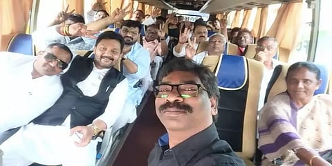 ஜார்க்கண்ட்டில் ஓர் கூவத்தூர் கலாட்டா.. 3 பேருந்துகளில் எம்எல்ஏக்களுடன் முதல்வர் ஹேமந்த்!