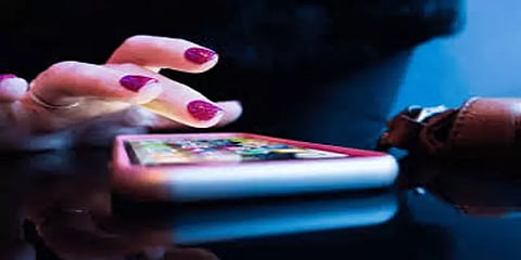 'தேனாட்டும்தான் இருக்கும் ஆனா விஷம்' - லோன் ஆப் கொடூரங்கள்... தப்பிப்பது எப்படி?