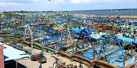 65 கி.மீ வேகத்தில் சூரைக்காற்று.. தூத்துக்குடி மீனவர்கள் கடலுக்குச் செல்ல தடை