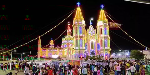 லட்சக்கணக்கானோர் செல்லும் வேளாங்கண்ணி பேராலய ஆண்டு திருவிழா - இன்று கொடியேற்றம்