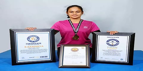 விருச்சிகா ஆசனத்தில் உலக சாதனை: 3 சாதனை புத்தகங்களில் இடம்பிடித்த யோகா ஆசிரியை