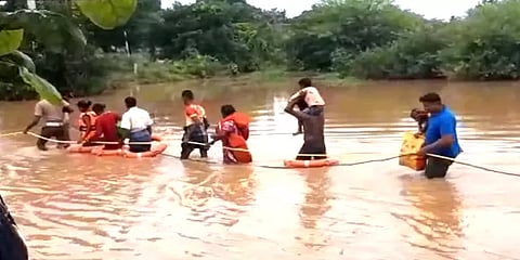 ஒசூர்: மழை வெள்ளத்தில் சிக்கித் தவித்த கட்டடத் தொழிலாளர்கள் பத்திரமாக மீட்பு