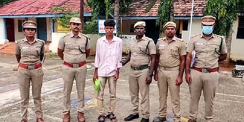 வேலூர்: 100 கிலோ எடையுள்ள சந்தன கட்டைகளை கடத்த முயற்சி... கையும் களவுமாக கைதான இளைஞர்!