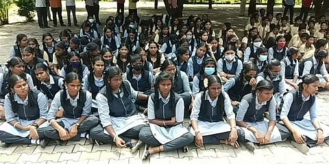 ’எங்க சார் அப்படி பண்ணிருக்க மாட்டாரு’ - ஆசிரியருக்காக வகுப்புகளை புறக்கணித்த மாணவர்கள்!