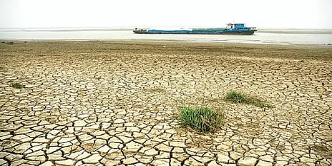 சீனா : கடும் வறட்சியால் வற்றிப்போன போயாங் ஏரி!