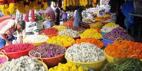 விநாயகர் சதுர்த்தி: கோயம்பேடு காய்கறி சந்தையில் அருகம்புல், பூக்கள் அமோக விற்பனை!