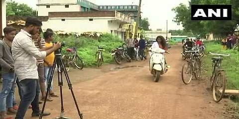 ஸ்டார்ட்.. ரோலிங்.. ஆக்ஷன்.. : ஒட்டுமொத்த கிராமமும் யூடியூபர்ஸின் ஹப்பான கதை தெரியுமா?