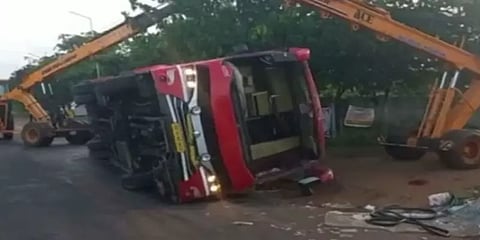 திருச்சி: தேசிய நெடுஞ்சாலையில் கவிழ்ந்த ஆம்னி பேருந்து... துண்டானது இளைஞரின் கால்