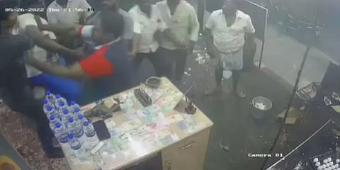 ஆஃபாயிலில் பெப்பர் தூக்கலாக இருந்தது ஒரு குத்தமா!.. பரோட்டா மாஸ்டரை தாக்கிய போதைஆசாமிகள்!