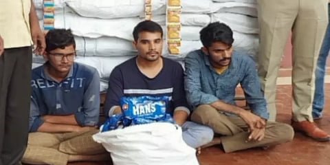 இது என்ன சூட்டிங்கா..! சினிமா பாணியில் சேற்றில் புரண்டு கடத்தல்காரர்களை பிடித்த போலீசார்!