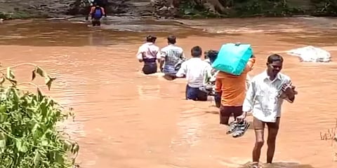 சத்தியமங்கலம்: ஆபத்தை உணராமல் காட்டாற்றை கடந்து செல்லும் மலைகிராம மக்கள்