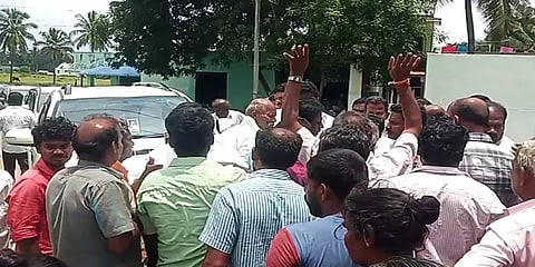 'சுடுகாட்டுக்கு பாதை வேண்டும்' - திமுக எம்எல்ஏ காரை முற்றுகையிட்ட பொதுமக்கள்