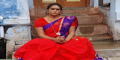 மதுரை: திருமணம் செய்து ஏமாற்றியதாக இளைஞர் வீட்டின்முன் தாலிகயிற்றுடன் போராடும் திருநங்கை!