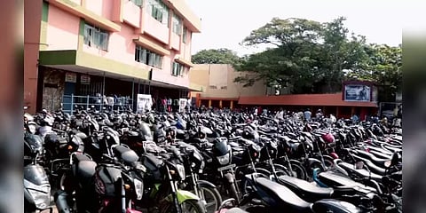 சென்னை தியேட்டர்களில் உயர்கிறது பார்க்கிங் கட்டணம்?.. ஐகோர்ட் உத்தரவின் பின்னணி!