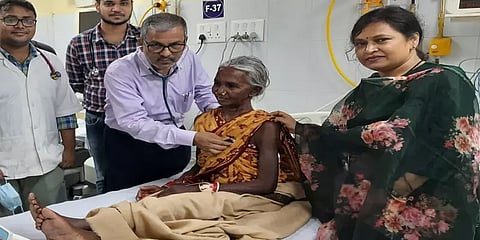 பத்மஸ்ரீ விருது பெற்ற மூதாட்டியை நடனமாட வற்புறுத்திய சமூக சேவகி - வலுக்கும் கண்டனம்