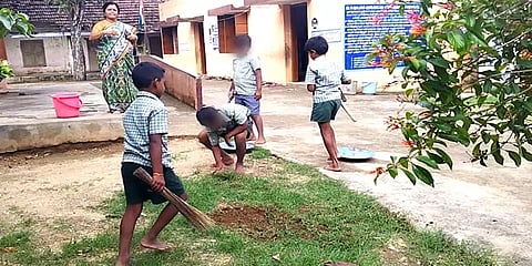 அரசின் உத்தரவை மதிக்காத தலைமையாசிரியர் - மாணவர்கள் வளாகத்தை சுத்தம் செய்த அவலம்