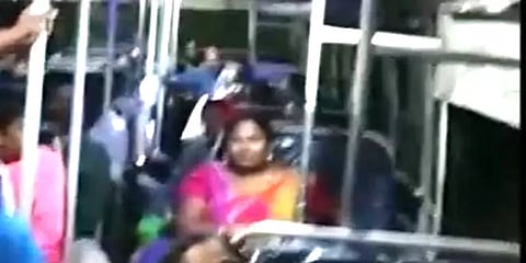 தேனி: அரசு பேருந்தின் மேற்கூரையில் ஓட்டை – மழையில் நனைந்தபடி சென்ற பயணிகள்