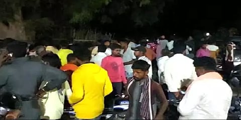 கிருஷ்ணகிரி: ஆடு மேய்த்தவரை மிதித்துக் கொன்ற காட்டுயானை - கிராம மக்கள் சாலை மறியல்