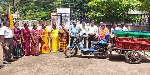 சொந்த செலவில் வண்டியை வாங்கி குப்பைகளை சேகரித்து அசத்தும் துப்புரவு பணியாளர்