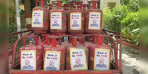 பிரதமர் படம்தானே கேட்டீர்கள்? கேஸ் சிலிண்டரில் ஒட்டி பதிலடி கொடுத்த டிஆர்எஸ் கட்சியினர்