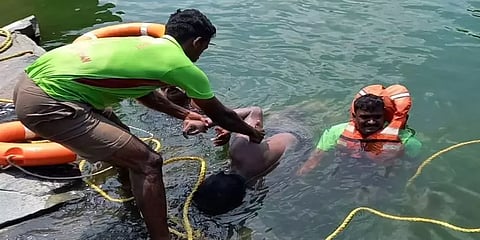 நீரில் மூழ்கிய நீச்சல் தெரியாத சிறுவன்.. யாரிடமும் சொல்லாமல் உடன் சென்றவர்கள் காத்த மவுனம்