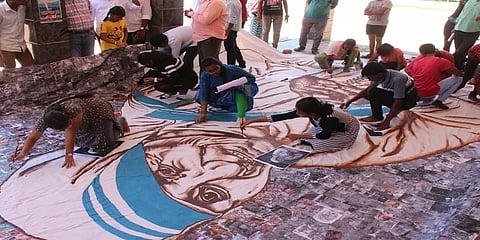 50 மாணவிகள், 2 மணி நேரம்.. அன்னை தெரசாவின் பிரம்மாண்ட ஓவியத்தை வரைந்து அசத்தல்!