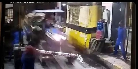 டோல்கேட்டை உடைத்து பாய்ந்த டிராக்டர்கள் - வைரல் வீடியோ