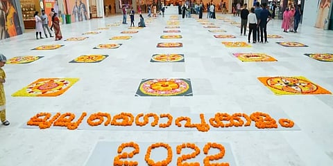 காணும் இடமெல்லாம் கோலங்கள்.. களைகட்டிய ஓணம் பண்டிகை - விழாக்கோலம் பூண்டது கேரளா