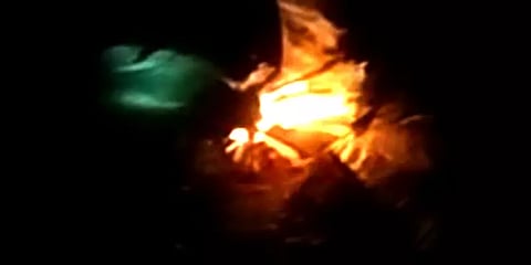 இடிதாக்கி தீப்பற்றி எரிந்த தென்னை மரம் - இருளில் மூழ்கிய ஆரணி நகரம்