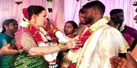 பிரான்ஸ் பொண்ணு - சிவகங்கை மாப்பிள்ளை.. சிவகங்கையில் நடைபெற்ற டும் டும் டும்!!