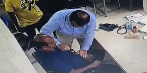 திடீரென மயக்கமடைந்த நோயாளி.. சற்றும் தாமதிக்காமல் நொடிகளில் காப்பாற்றிய மருத்துவர்!