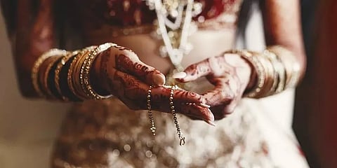 கன்னித்தன்மை சோதனையில் தோற்றதால் ரூ.10 லட்சம் அபராதம்! இளம் பெண்ணுக்கு நேர்ந்த கொடூரம்