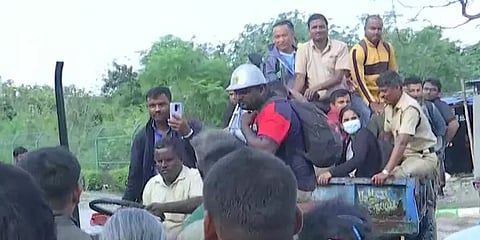 மழையில் தத்தளிக்கும் பெங்களூரு... தலைக்கு ரூ.50 என ஷேர் ஆட்டோவாக செயல்படும் ட்ராக்டர்கள்!