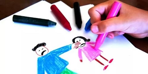 வீட்டுப்பாடம் செய்யாத குழந்தைகளை பிளாஸ்டிக் பைப்பால் அடித்து தாக்கிய டியூஷன் டீச்சர்!