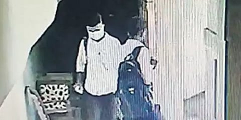 வேலைசெய்யும் நிறுவனத்திலேயே லட்சக்கணக்கில் கொள்ளையடித்து நாடகம் - காட்டிக்கொடுத்த சிசிடிவி